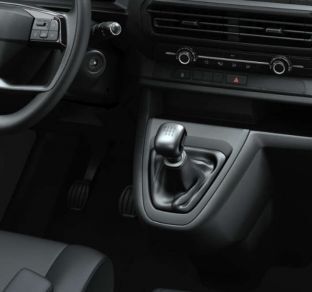 Opel Vivaro interior 5 ua