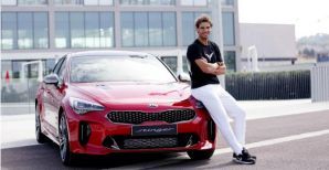 Рафаэлю Надалю вручен новый KIA Stinger