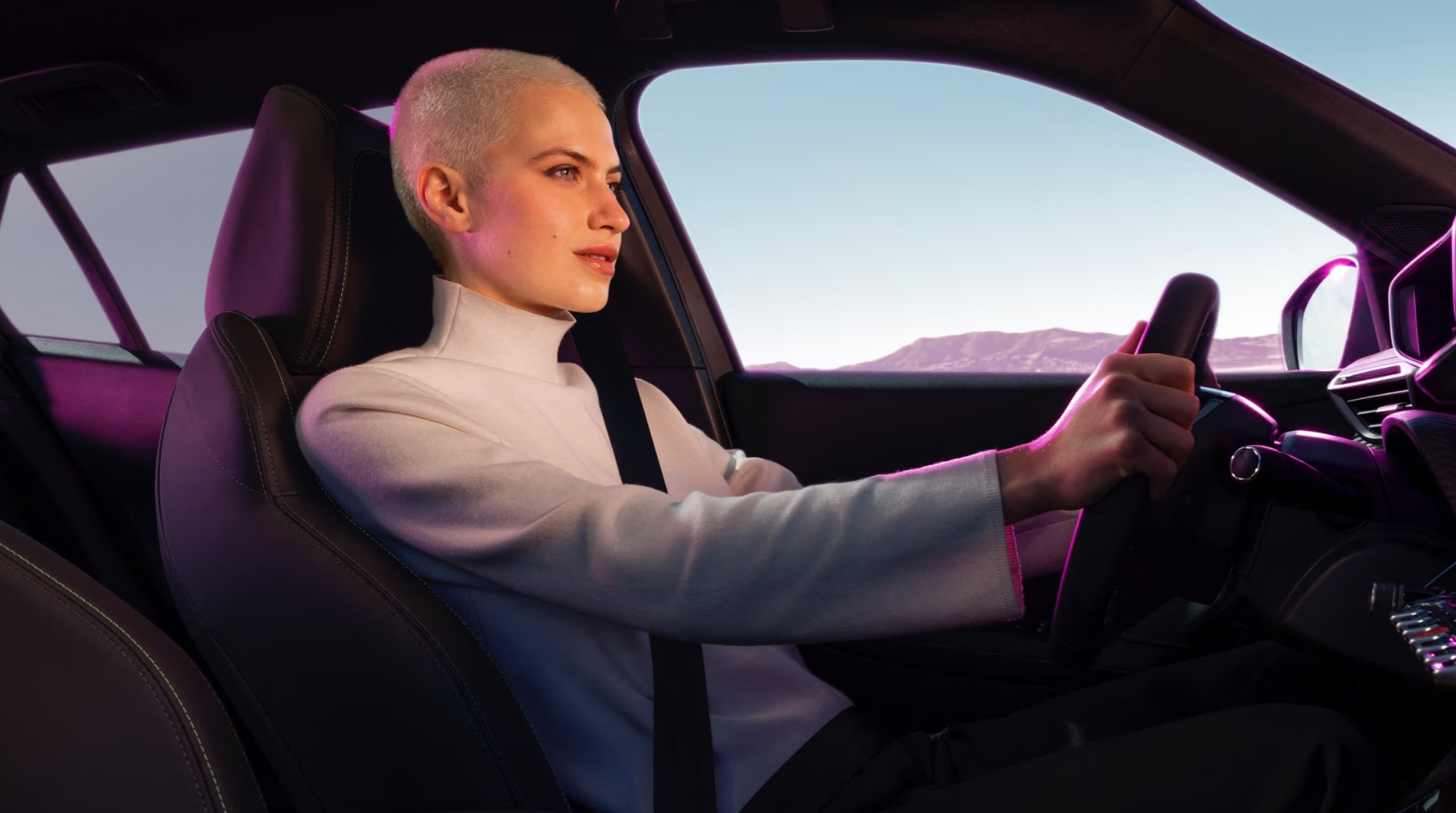 Новий Peugeot 2008 (Пежо 2008) салон