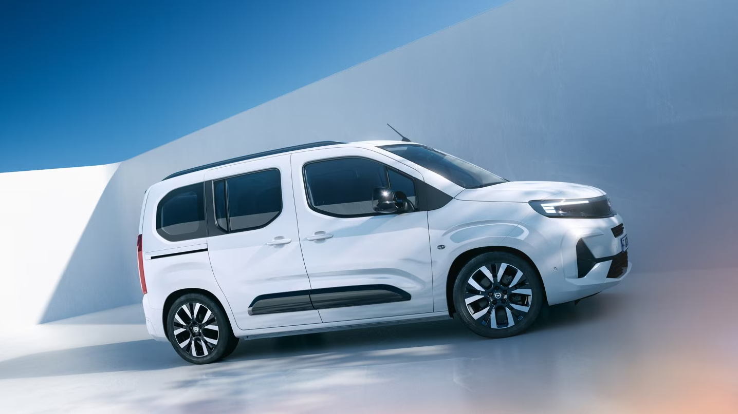 Новий опель комбо збоку