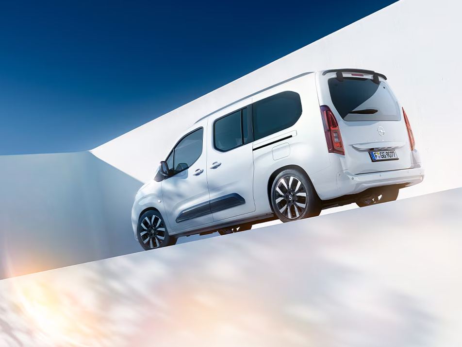 Новий Опель Комбо ззаду