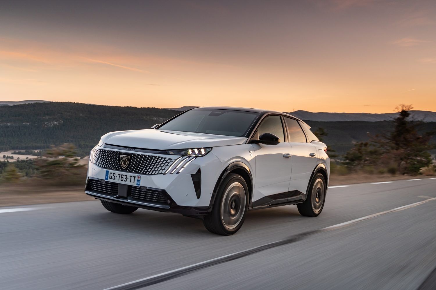 Новый электрокар Peugeot E-3008 в Украине