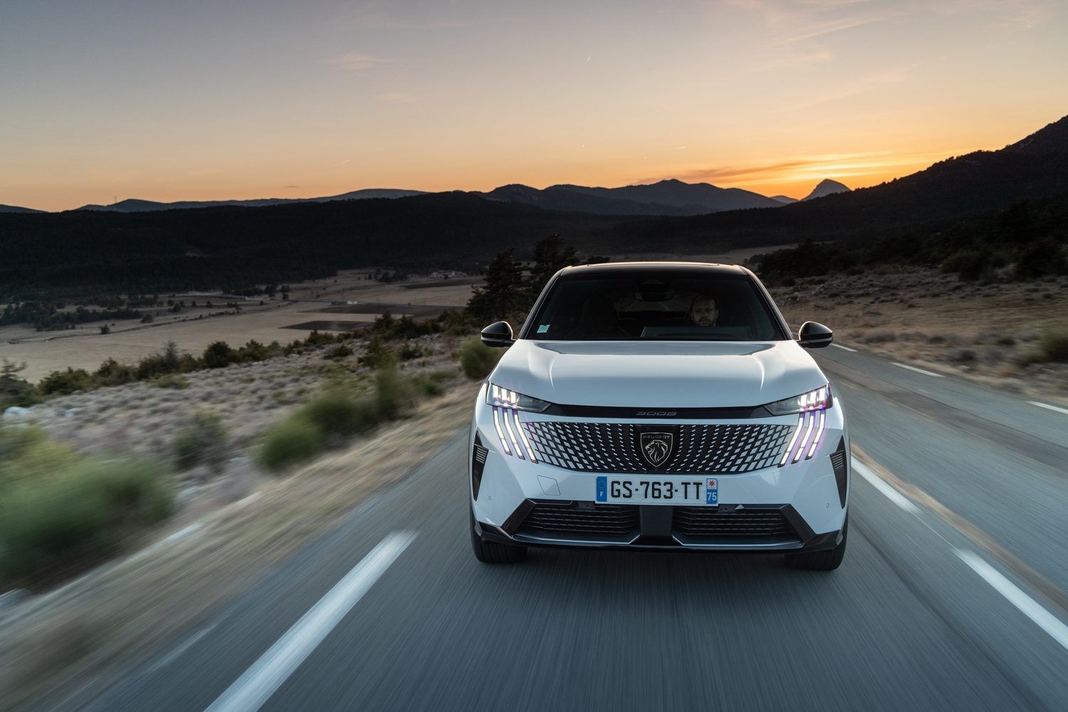 Новый электрокар Peugeot E-3008 в Украине