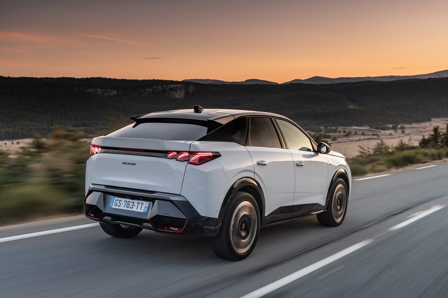 Новый электрокар Peugeot E-3008 в Украине