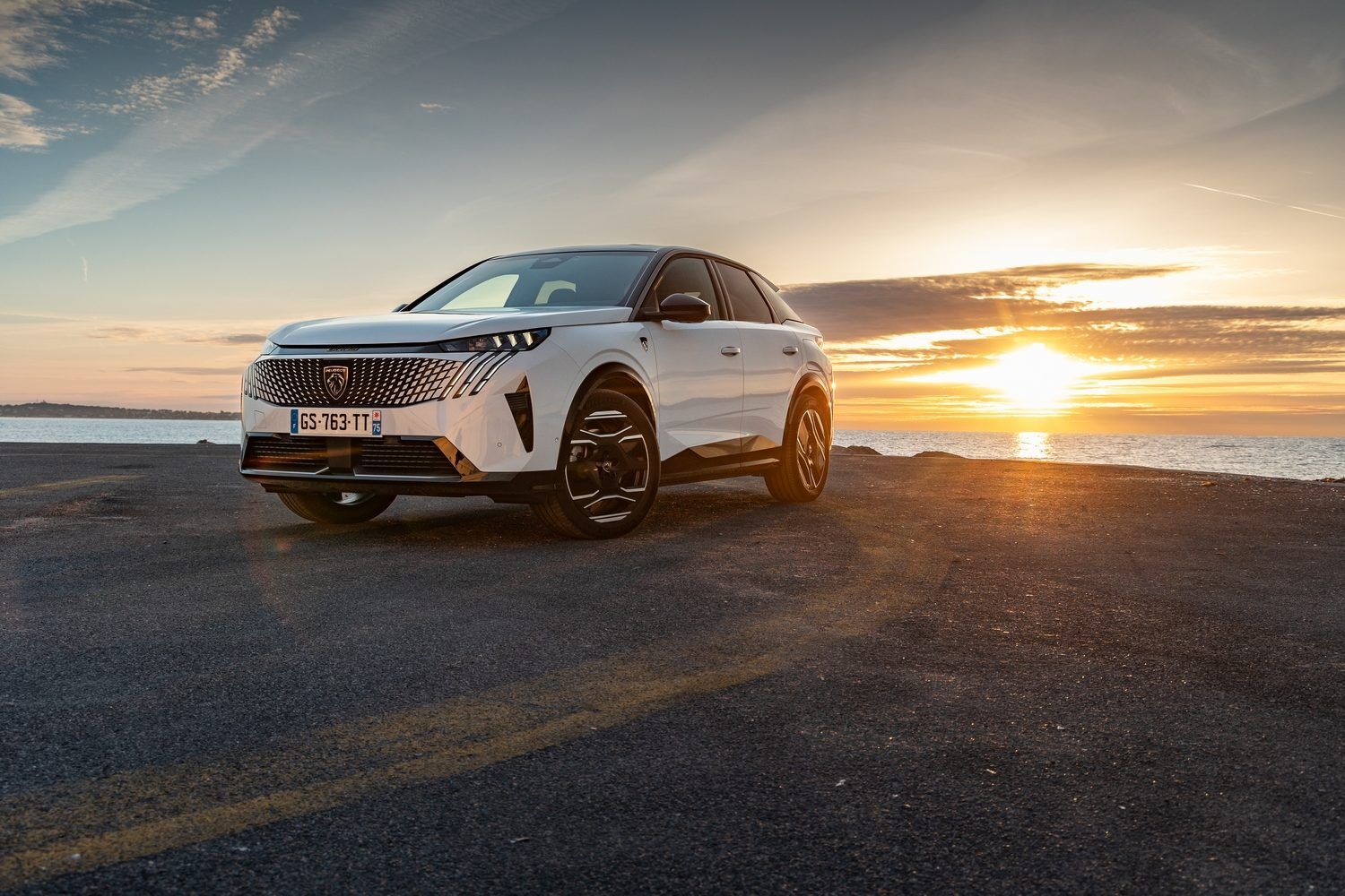Новый электрокар Peugeot E-3008 в Украине