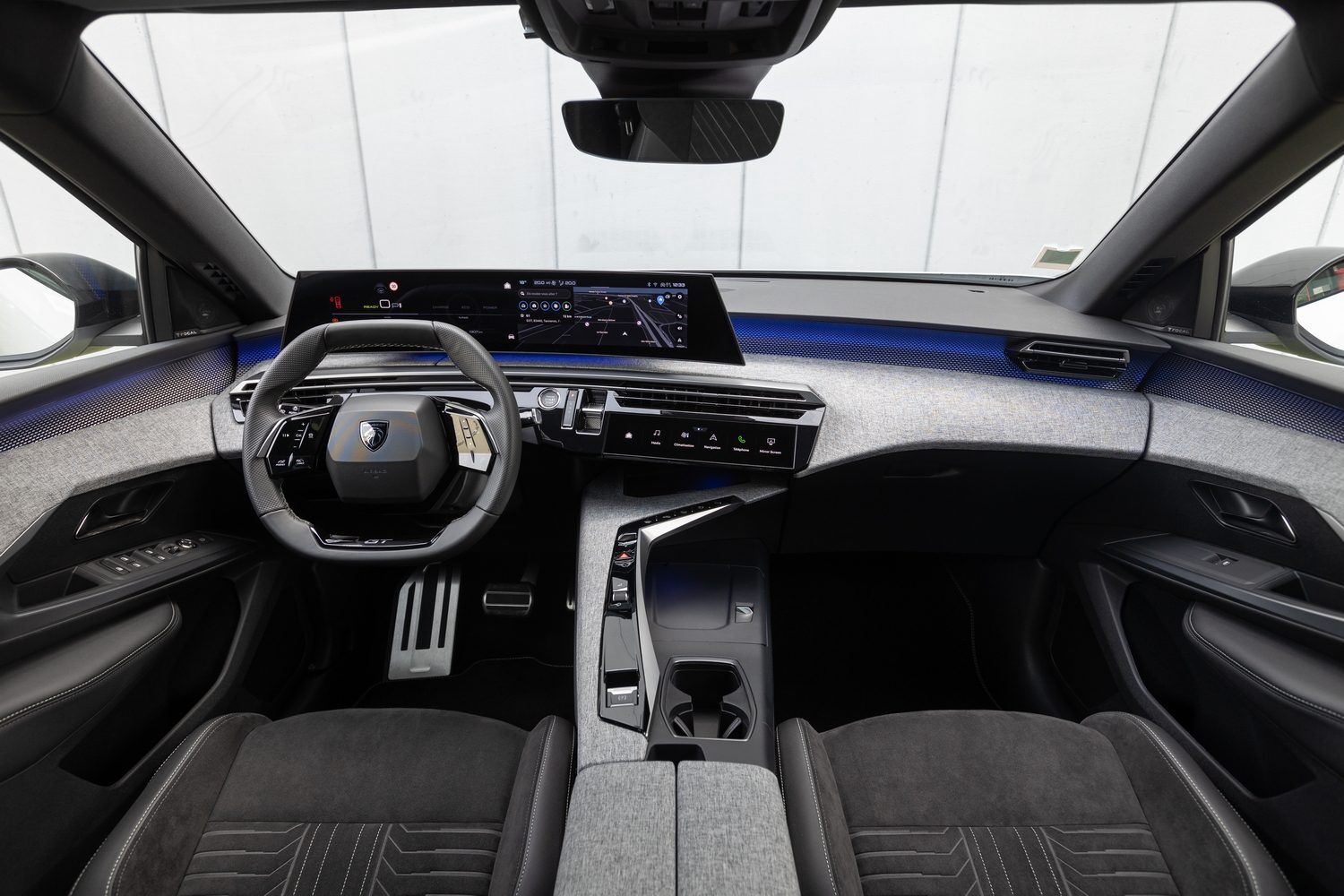 Новый электрокар Peugeot E-3008 в Украине