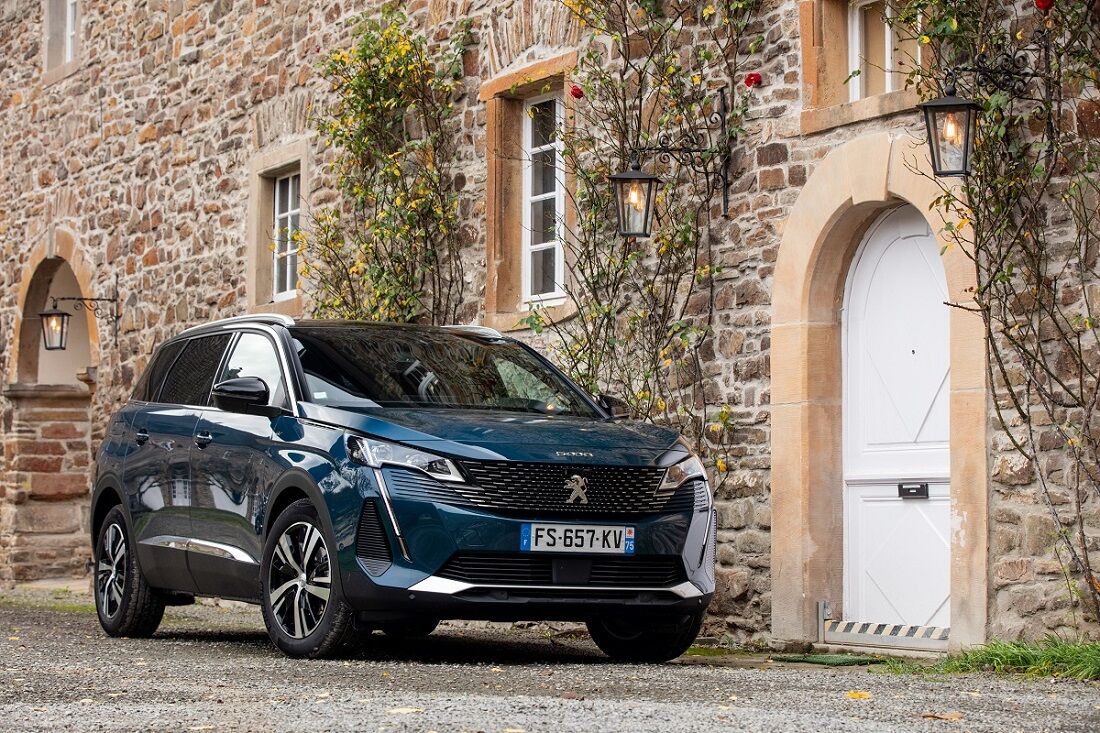 новий peugeot 5008 фото