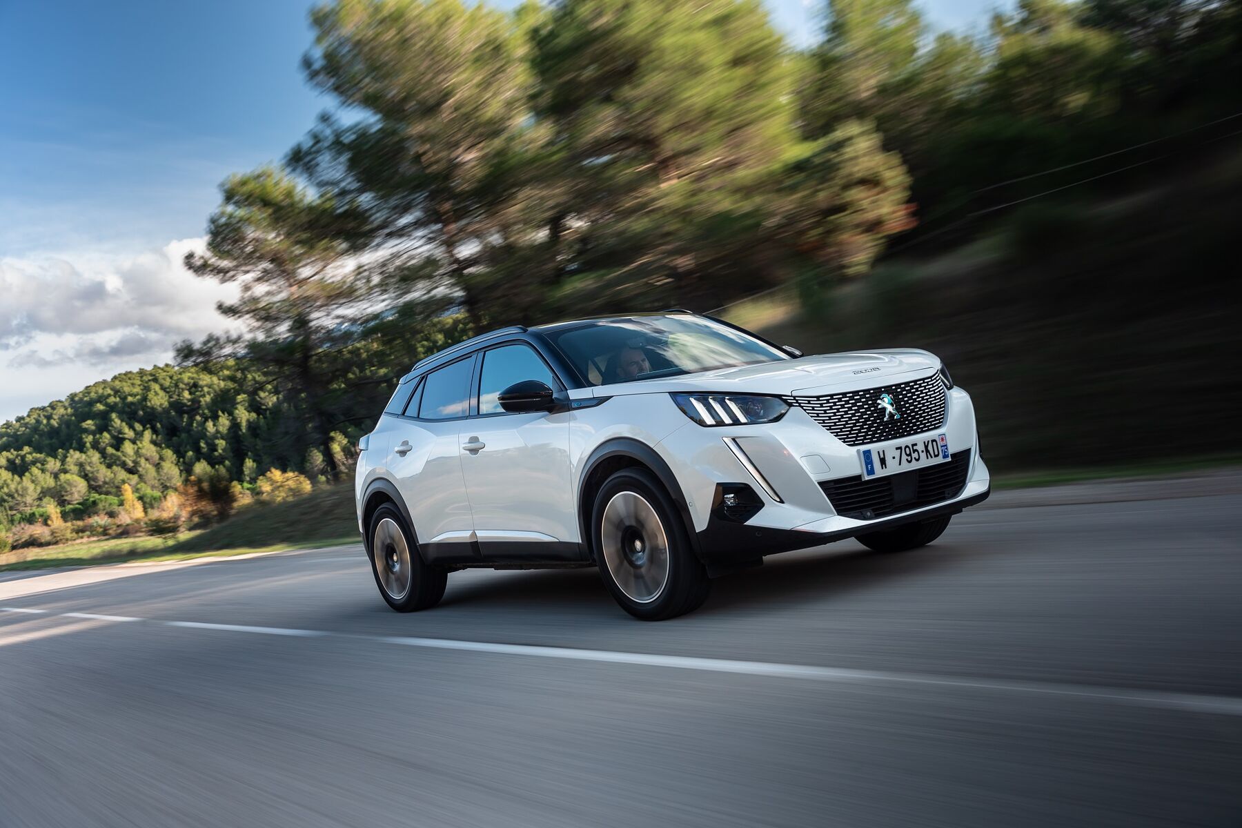 Peugeot e-2008 електро кросовер