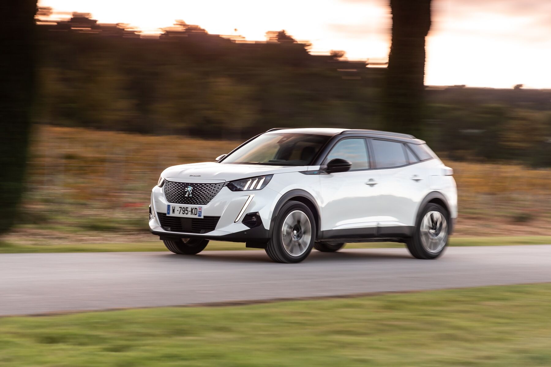 Peugeot e-2008 електро кросовер