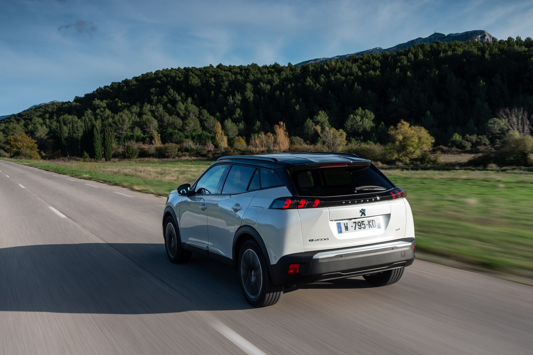 Peugeot e-2008 електро кросовер