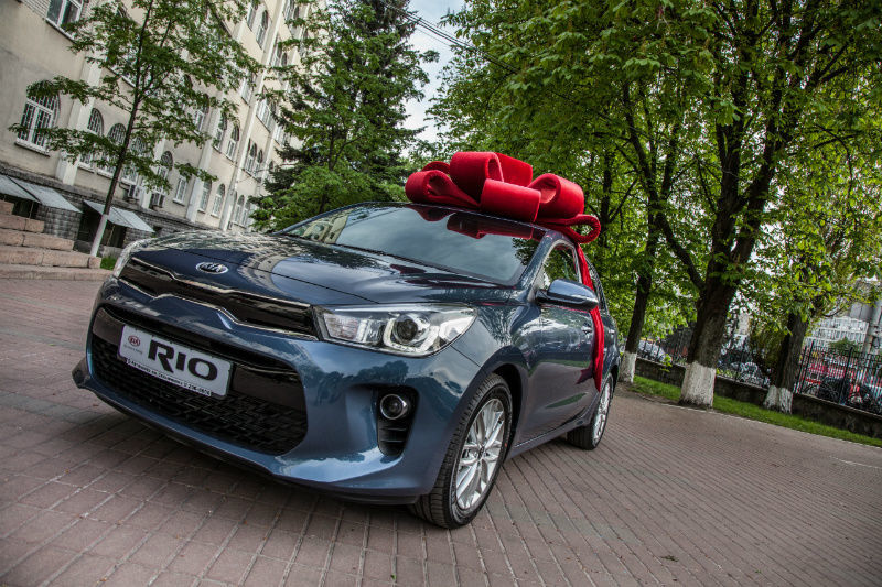 Первым обладателем нового хэтчбека Kia Rio стала жена фронтмена O.Torvald Жени Галича