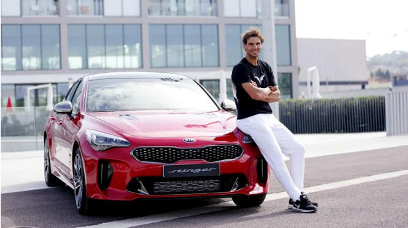 Рафаэлю Надалю вручен новый KIA Stinger